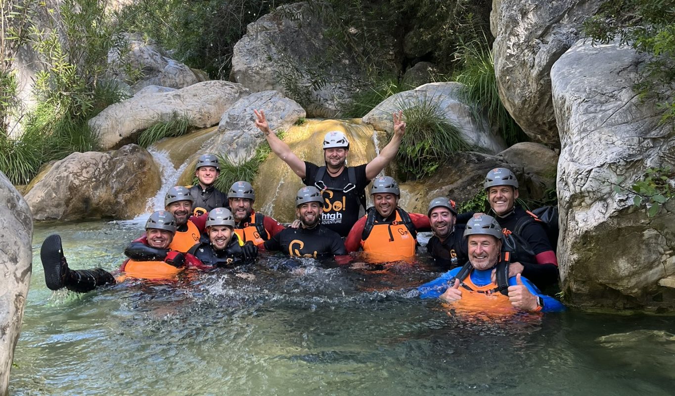 Grupo de aventureros realizando un rápel guiado en el Río Verde, Granada